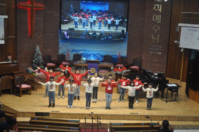 4. 유년부 악기연주와 함께 찬양 -- *고요한 밤 거룩한 밤 *천사들의 노래가
  율동곡 - 해피데이