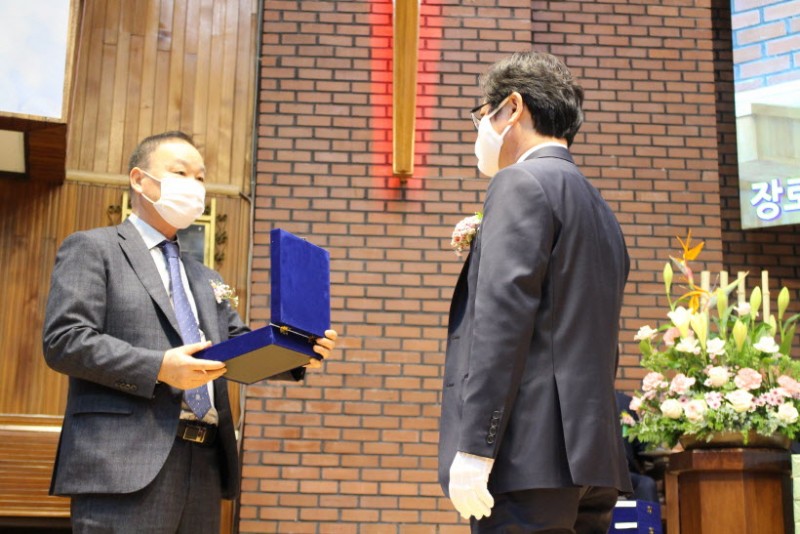 장로패 증정 -- 경서장로연합회장 항곡교회 박병상 장로