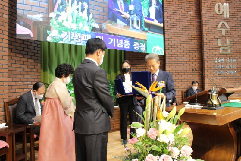 은퇴식 -- 이병창 장로, 김구수 집사, 강부옥, 구외향, 안숙자, 정남이 권사